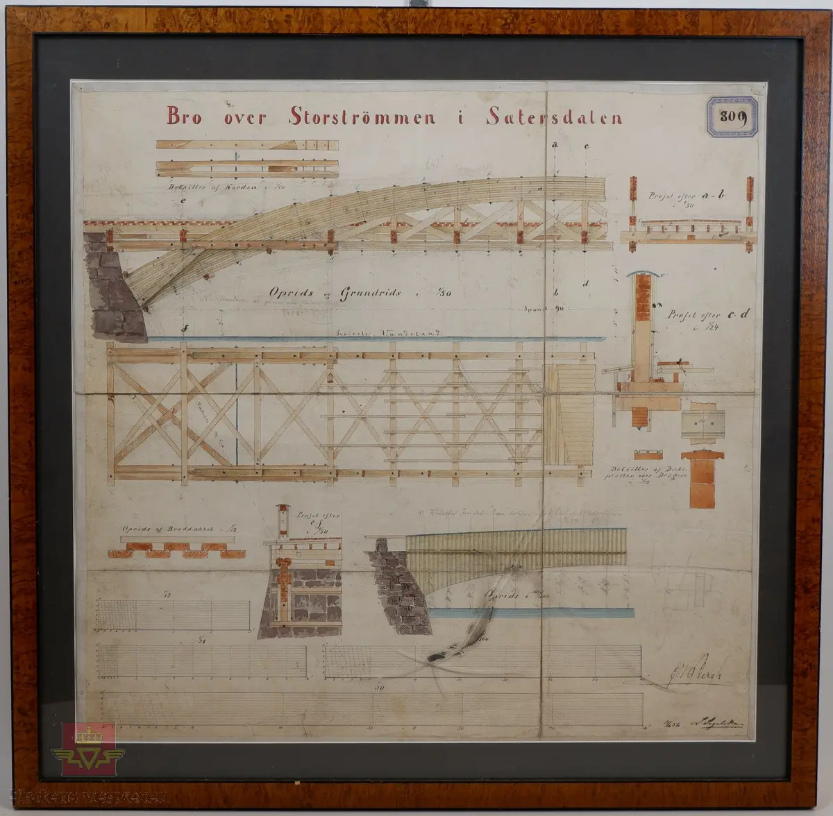 Tegning i treramme med glass. Tegningen er i original utførelse. Motivet på tegningen er brukonstruksjoner og beskriver bygging av ny trebru over Storstømmen i Setesdal. På baksiden av rammen er det fester for veggmontering.