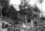 En sommardag 1903 gjorde sig linköpingsfotografen Didrik von Essen ärende till makarna Elander och deras påkostade sommarbostället Bella Vista, belägen i dagens Brokinds samhälle. Lätt att nå sedan den förbipasserande järnvägen invigts året dessförinnan. Rimligtvis var han väntad, rent av beställd att dokumentera parets sommarvilla. Vi får anta att det är lanträntmästaren Gustaf Elander vi ser på verandan med makan Hilda sittande på trappan. Ungdomarna i förgrunden torde vara makarnas barn i sönerna Gösta och Emil samt dottern Helmi. Invid trappan iförd vitt förkläde står sannolikt familjens piga, Ester Maria Svensson.
Upplysningsvis kan påpekas att sommarstället uppfördes 1902 av länsnotarien Karl Arnander (1864-1903).

Anm: Platsen lokaliserad med hjälp av Vårdnäs hbf.