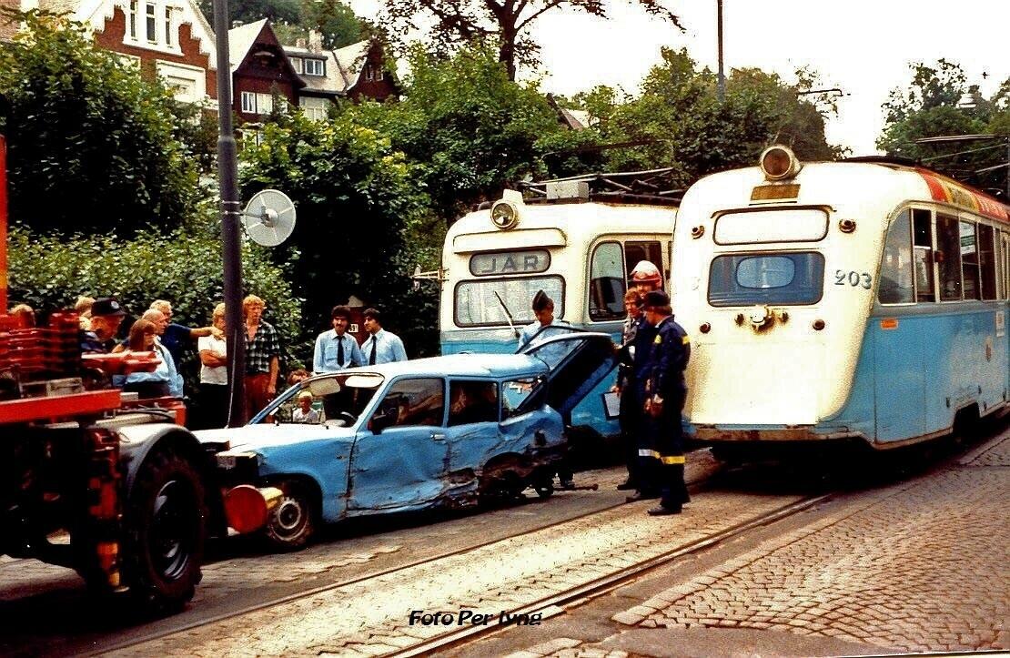 Ulykke på Skarpsno i august 1982 der vil kom mellom to trikker. Vognene er fra Oslo Sporveier, E1 174 og B1 203, på linje 9. 