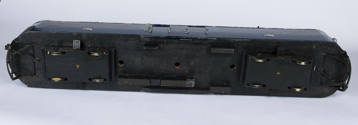 Tremodell i en mørk blå farge, med sorte vinduer og grått tak av forstadsbane fra Bærumsbanen med nr. 301. Modellen har detaljerte utskjæringer og malingsdetaljer som gjør den tro til originalen. På taket er to pantografer til kontaktledningen. 