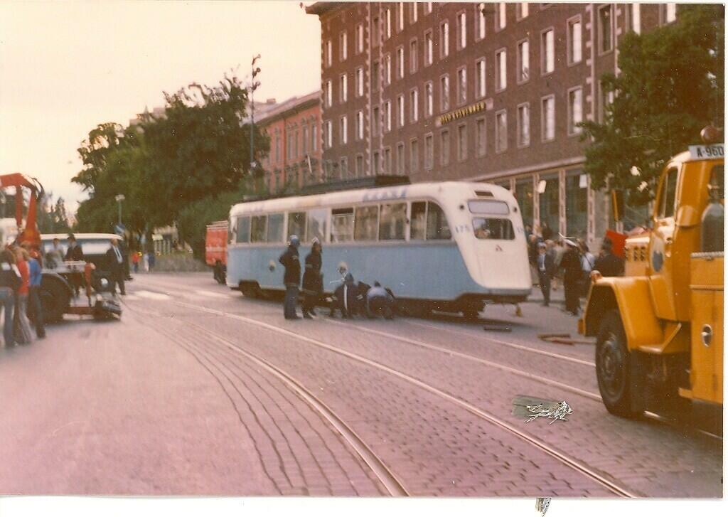 Oslo Sporveier, E1 175, linje 9. Avsporing ved Handelsbygningen.