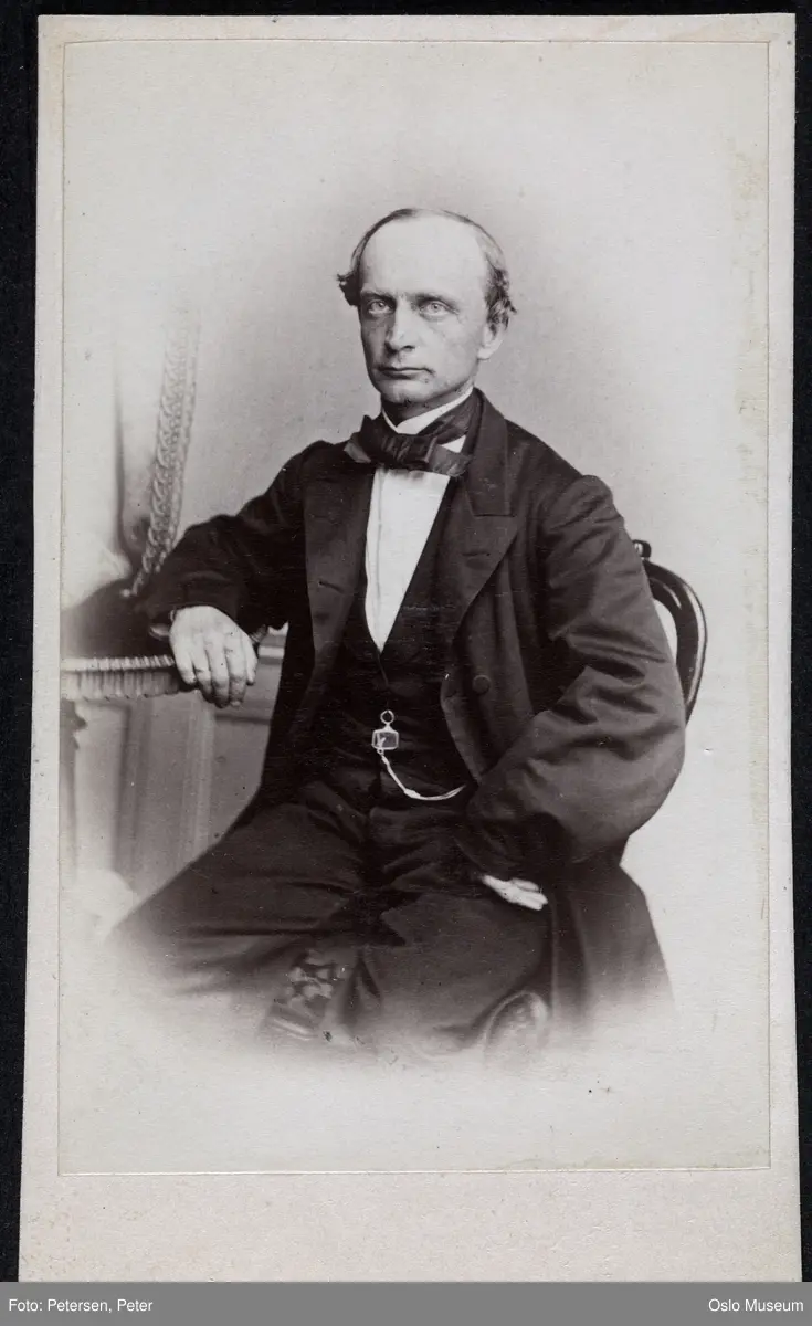 portrett, mann, vignettert sittende knefigur