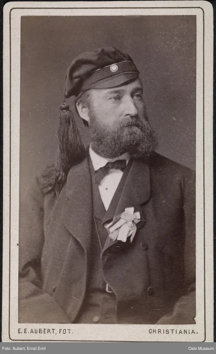 portrett, mann, brystbilde, stundentlue og sløyfe på jakkeslaget