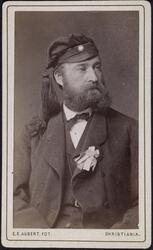 Mann med studentlue.