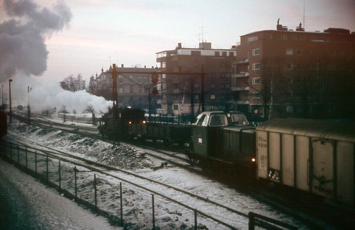 Damplokomotiv type 25d nr. 420 og diesellok type Di 2 i skiftetjeneste på Filipstad ved Oslo Vestbanestasjon