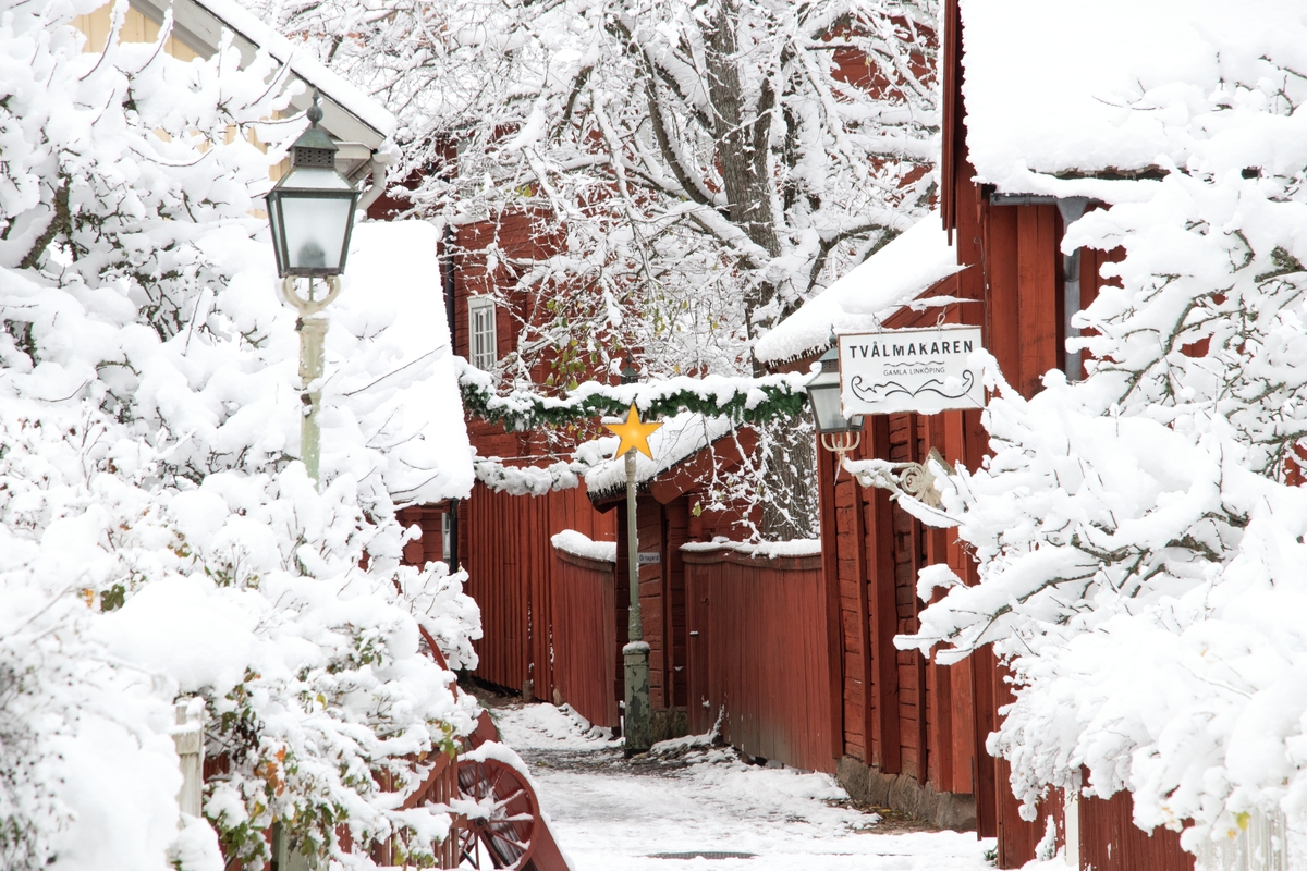 Buntmakaregatan i Gamla Linköping vintertid. Vinter i Friluftsmuseet Gamla Linköping år 2022. Snö.