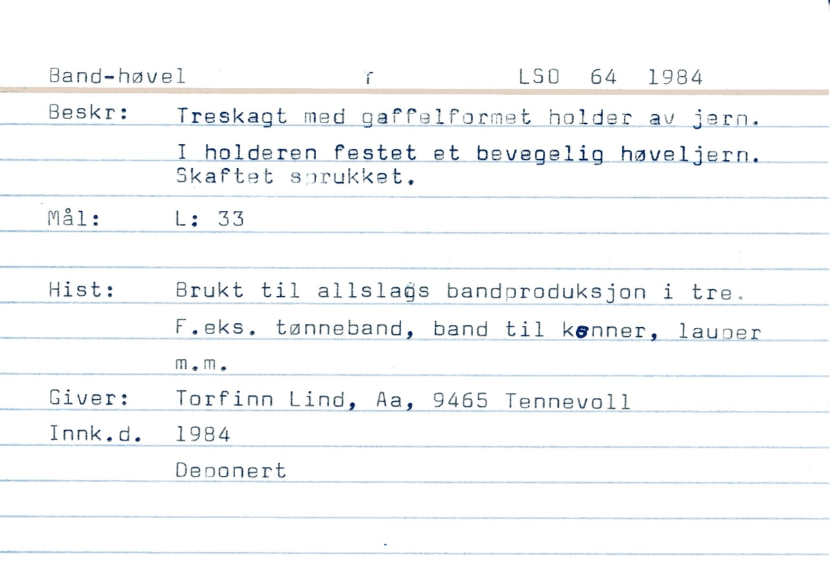 Bandhøvel. Jernstav med bøyle. Til bøylen er festet et roterende høveljern. Dreid treskaft. Sprukket i overgang til jernfestet.