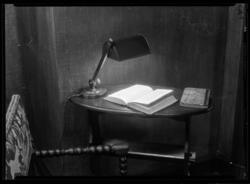 Sidobord med läslampa och bok.
Fotograferat för NK/ Nordiska