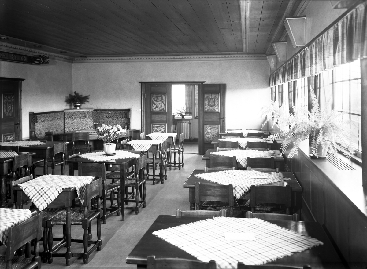 Interiör från Östgöta Gilles restaurang invid Trädgårdstorget i Linköping. Bilden togs den 7 mars 1944.