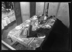 Fotografens förteckning/ anteckning: Dukade bord