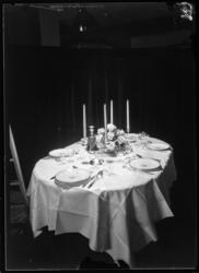 Fotografens förteckning/ anteckning: Dukade bord