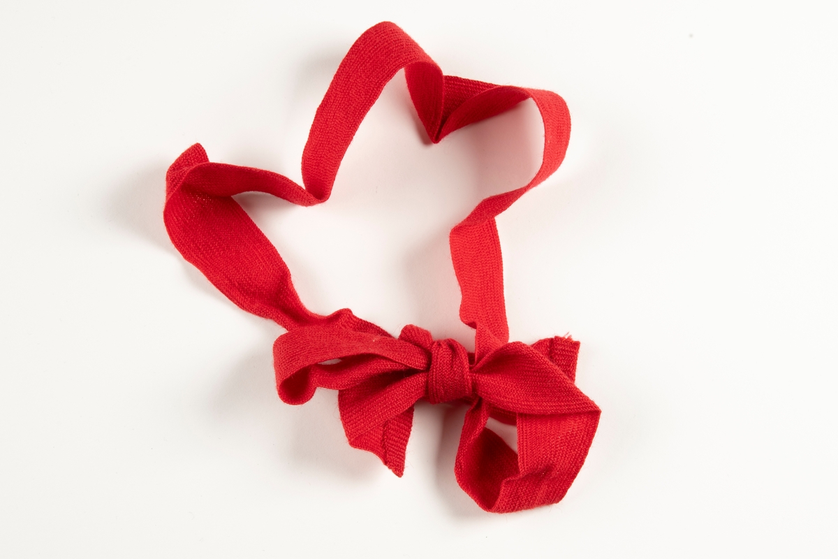 Rött hårband av ylle.