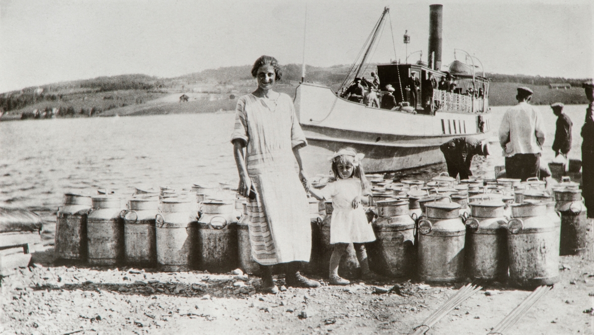 D. S. Hamar ved Nes brygge, Tingnes, Hedmark. Oline Lovisenberg (1897-1964) sammen med datteren Astrid Lovisenberg (f.1921). Melkespann på brygga.