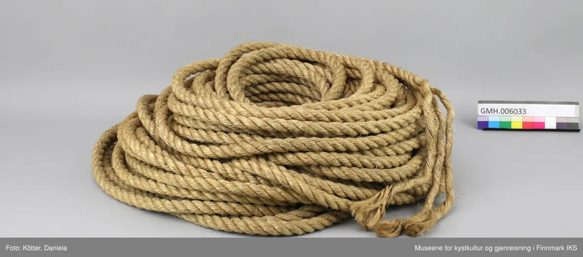 Taukveilet er tilvirket av vegetabilsk fiber. Lengden er ukjent.