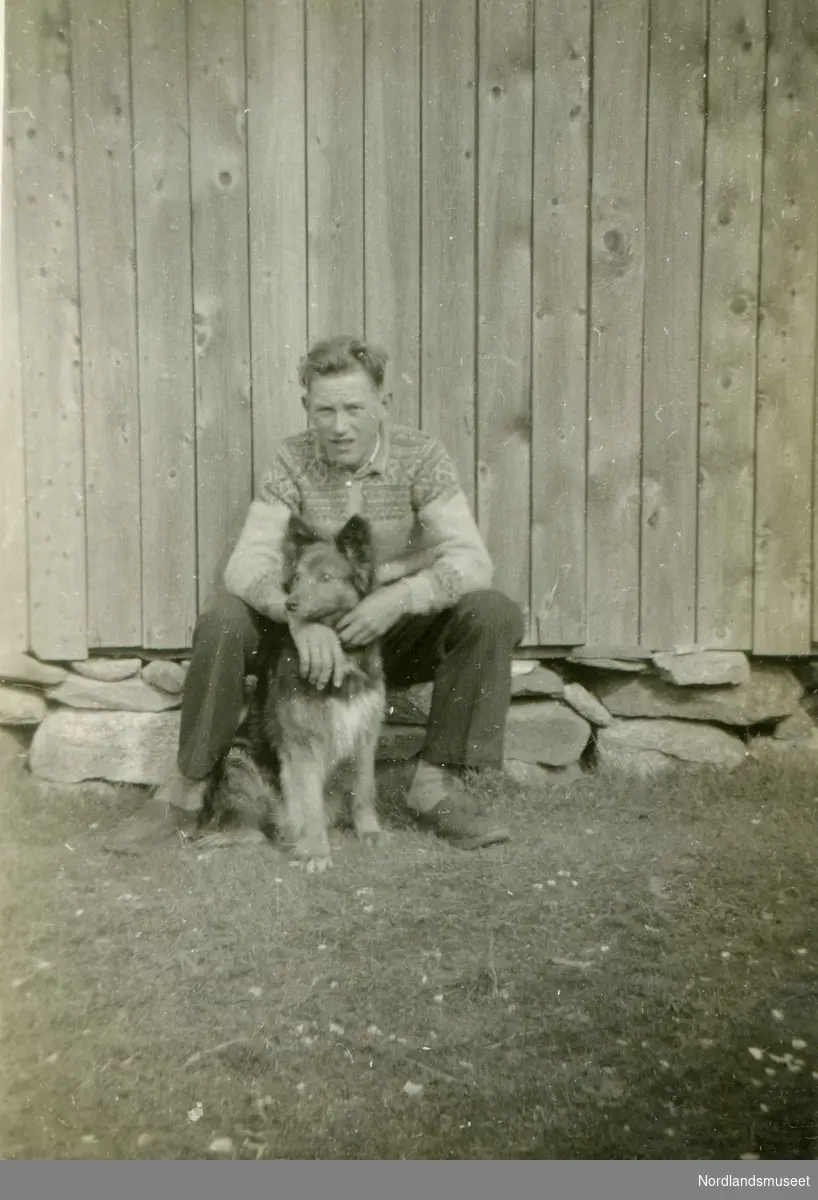 Mann med hund. Helge Ivar (Olsen) Moen  (f. 14.03.1931) fra Kvandalsmo i Skotsfjord, Steigen.