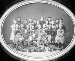 Repro: Bilde av skoleklasse.