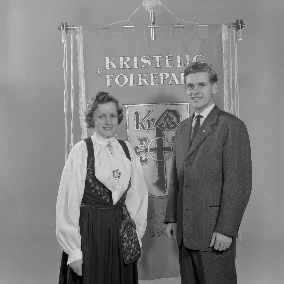 Kristelig Folkeparti - to foran en fane