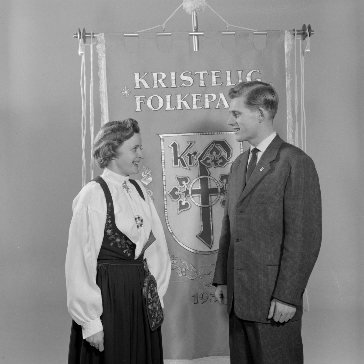 Kristelig Folkeparti - to foran en fane