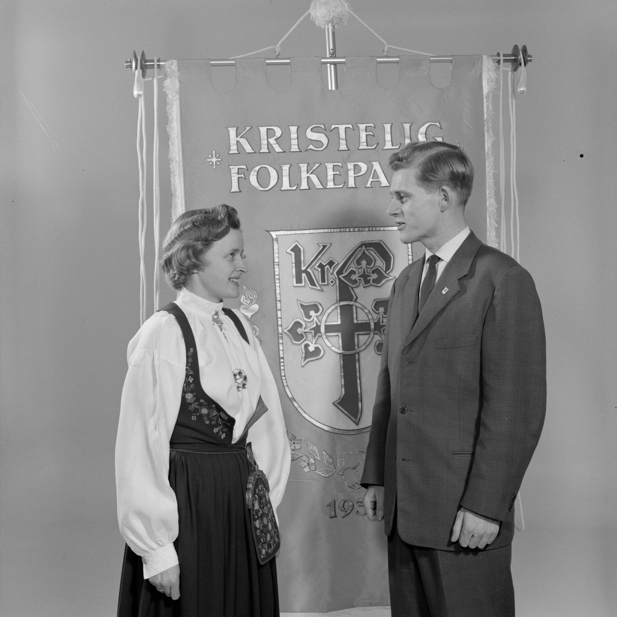 Kristelig Folkeparti - to foran en fane