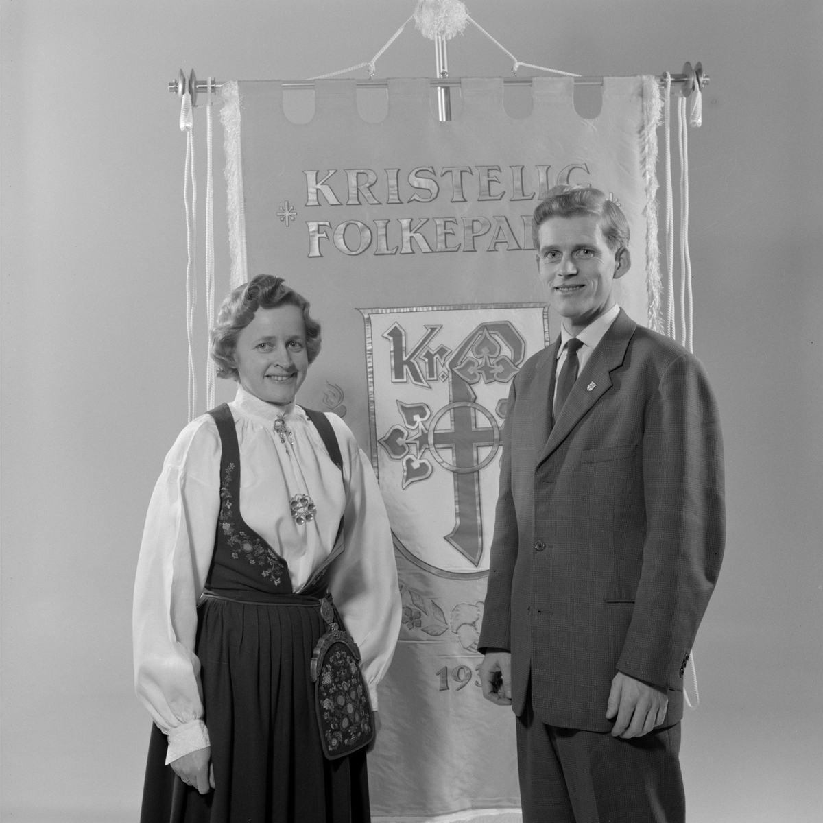 Kristelig Folkeparti - to foran en fane