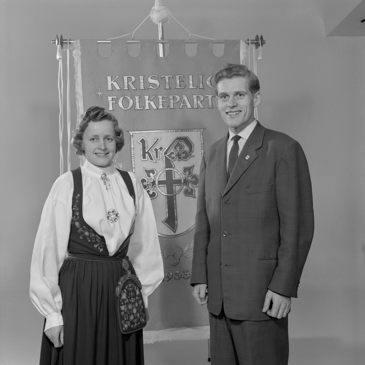 Kristelig Folkeparti - to foran en fane