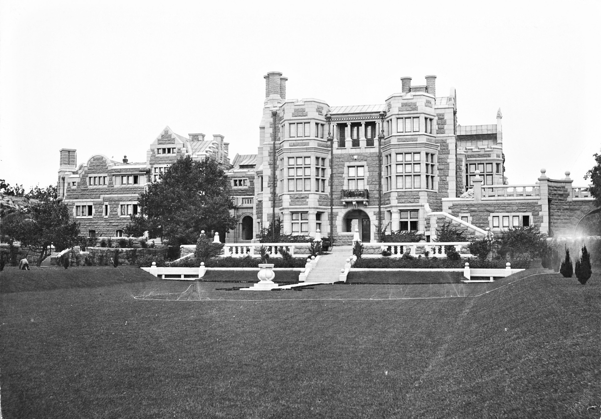 Tjolöholms slott som nybyggt, den formella trädgården och fasaden åt havet. Paret Blanche och James Dickson från Göteborg lät uppföra denna byggnad åt sig mellan 1897-1904. Hovstallmästare James drev stuteri och körskola på ägorna (tidigare på Onsalahalvön mitt emot Tjolöholm, gården Siken) men hand bedrev även handel. De bodde i det gamla nyrenässanspalatset på Tjolöholm under slottets byggnation och hade även en bostad på Stora Nygatan 7 i Göteborg. James dog dock redan 1898 och Blanche gick bort i maj samma år som denna bild togs.

Bild 2 är sannolikt tagen från "Flaggberget" över slottets entrésida med Kungsbackafjorden och dess skär i bakgrunden.