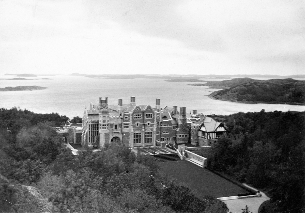 Tjolöholms slott som nybyggt, den formella trädgården och fasaden åt havet. Paret Blanche och James Dickson från Göteborg lät uppföra denna byggnad åt sig mellan 1897-1904. Hovstallmästare James drev stuteri och körskola på ägorna (tidigare på Onsalahalvön mitt emot Tjolöholm, gården Siken) men hand bedrev även handel. De bodde i det gamla nyrenässanspalatset på Tjolöholm under slottets byggnation och hade även en bostad på Stora Nygatan 7 i Göteborg. James dog dock redan 1898 och Blanche gick bort i maj samma år som denna bild togs.

Bild 2 är sannolikt tagen från "Flaggberget" över slottets entrésida med Kungsbackafjorden och dess skär i bakgrunden.