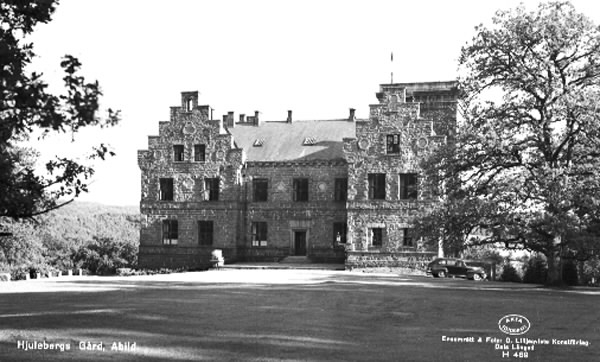 Vykort, "Hjulebergs Gård, Abild". Hjulebergs slott sett från entrésidan omgivet av parken. Bil parkerad framför slottet till höger.