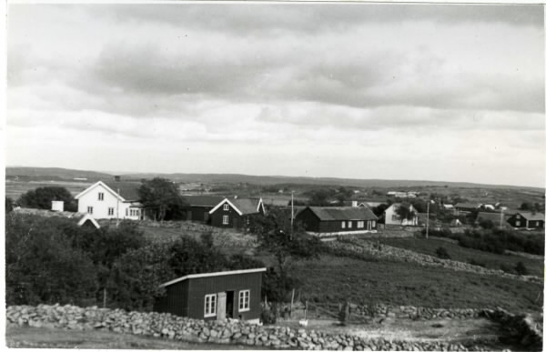 Panorama över Bua gamla bondby från öster mot väster.