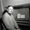 Orgelbyggaren Troels Krohn vid orgeln i Föra kyrka.