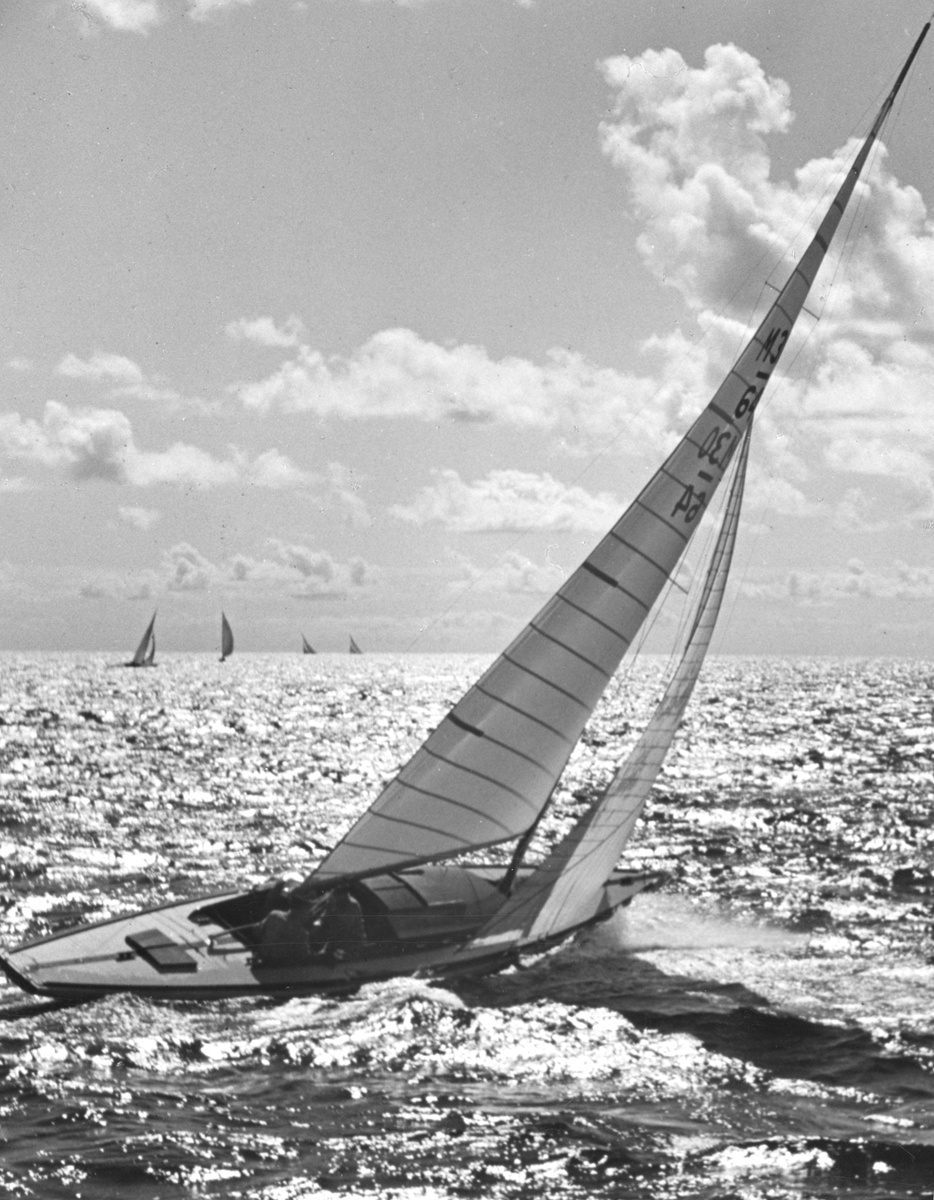 Mälar 30:an CHRISTINE under Sandhamnsregattan 1948.