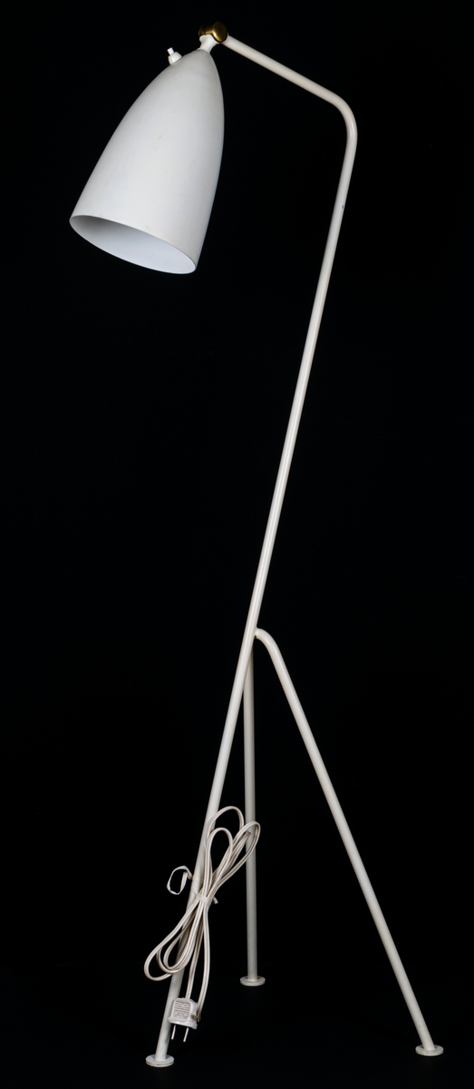 Golvlampa, s.k. Gräshoppa (Grasshopper), tre vita metallben och vit emaljerad metallskärm. Lampan formgiven av Greta Magnusson Grossman 1947.