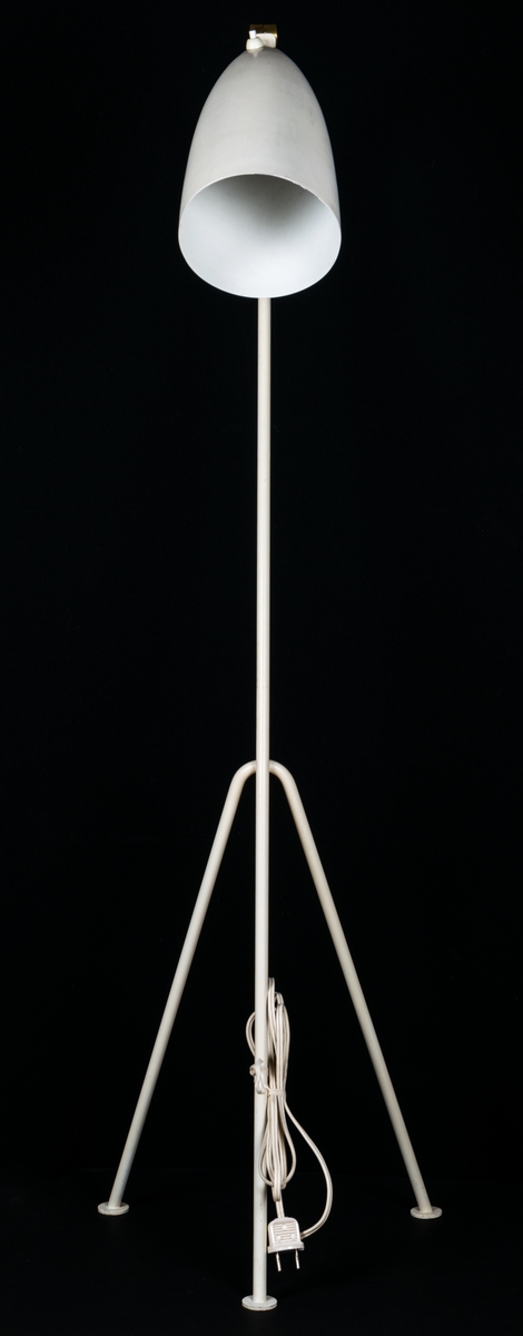 Golvlampa, s.k. Gräshoppa (Grasshopper), tre vita metallben och vit emaljerad metallskärm. Lampan formgiven av Greta Magnusson Grossman 1947.