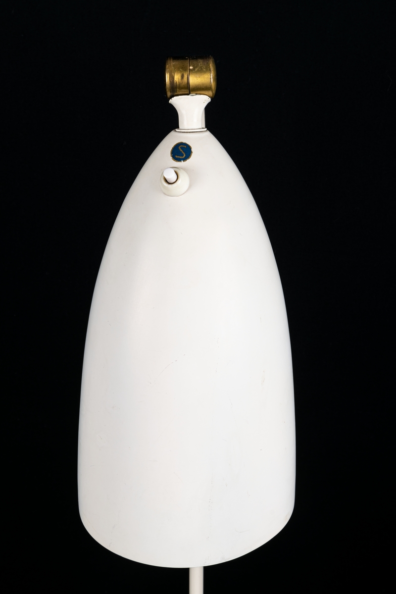 Golvlampa, s.k. Gräshoppa (Grasshopper), tre vita metallben och vit emaljerad metallskärm. Lampan formgiven av Greta Magnusson Grossman 1947.