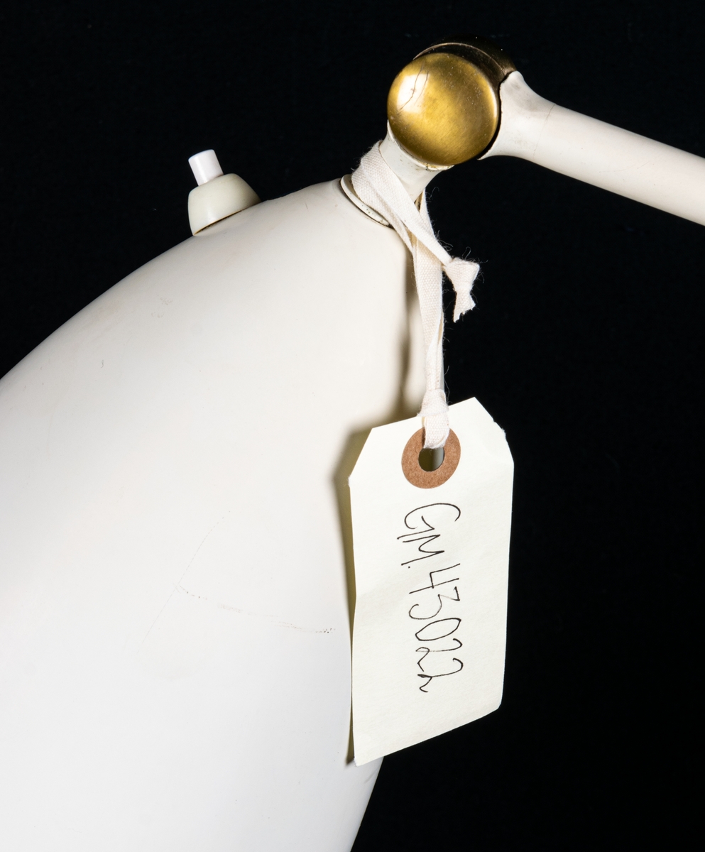 Golvlampa, s.k. Gräshoppa (Grasshopper), tre vita metallben och vit emaljerad metallskärm. Lampan formgiven av Greta Magnusson Grossman 1947.