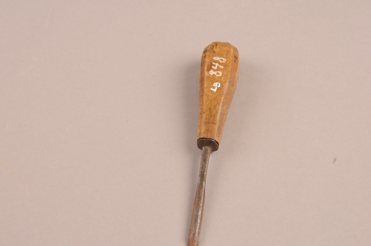 Treskjærerjern med rund egg. Spikka skaft med innskåret årstall: 1847.