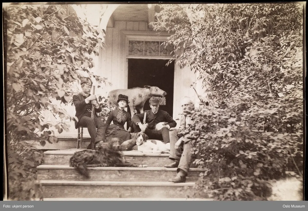 Losby gods, hagetrapp, kvinne, menn, geværer, hunder, elg