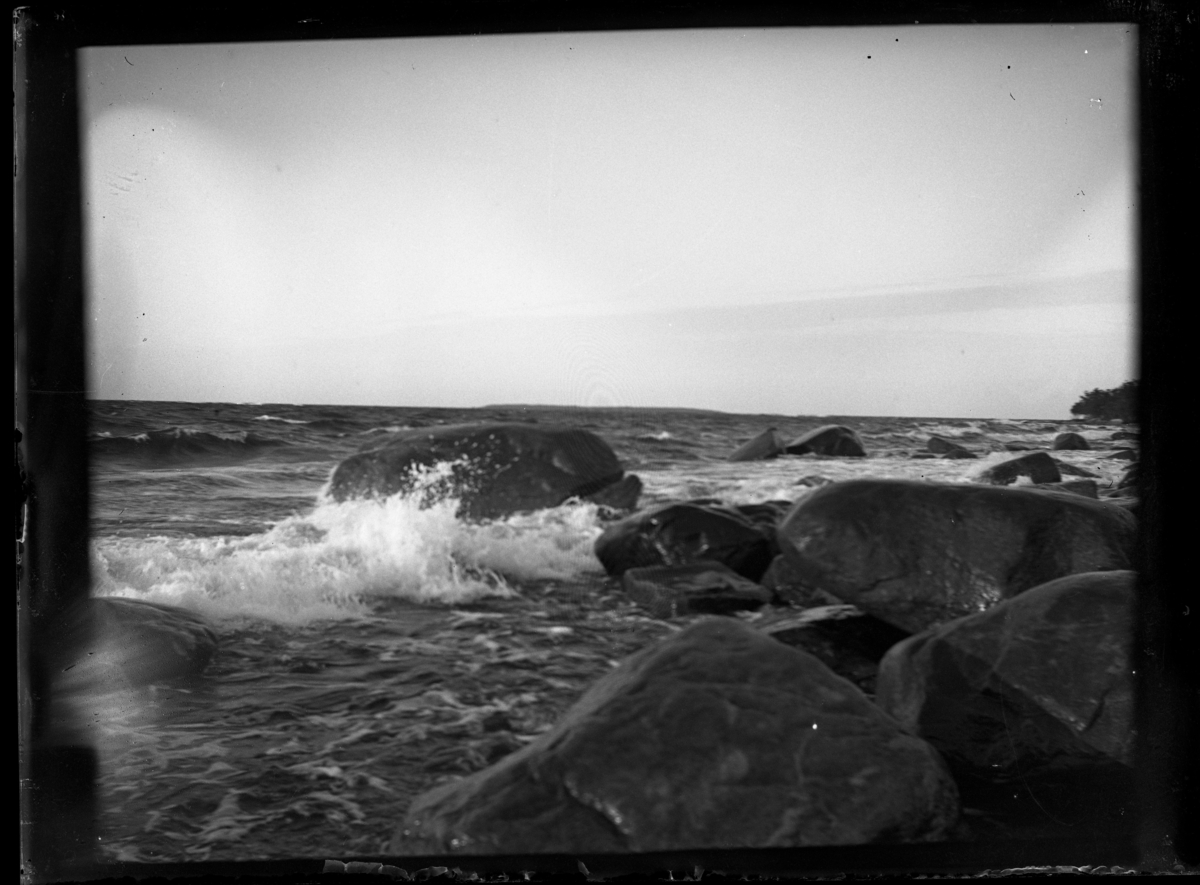 Strand och hav. Troligtvis Lövgrund i horisonten.