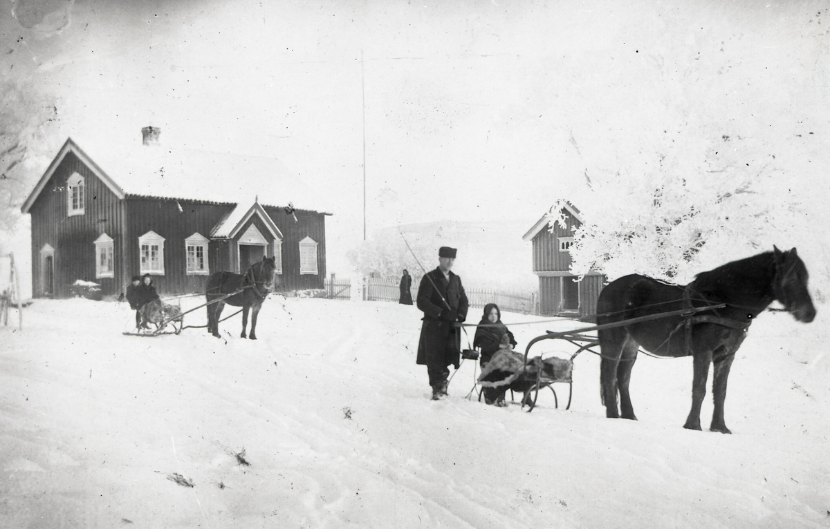 Saga i Bø.  På veg til kyrkja i Bø  juledag i 1907.