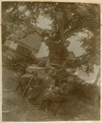 Familiebilde av noen av medlemmene i familien Rostin. To sit