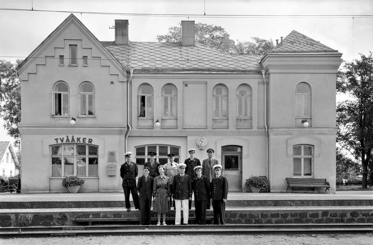 Personal vid järnvägen uppställda vid Tvååkers station. På bilden syns: Allan Bäckman, Gustaf Kaspersson, Gustaf Segermalm, Folke Karlsson, Gustaf Nilsson, Verner Svensson, Elsa Karlsson, stinsen Lindahl, Lennart Roos, Ernst Kulgraf. Samtliga från Tvååker eller Sibbarp.