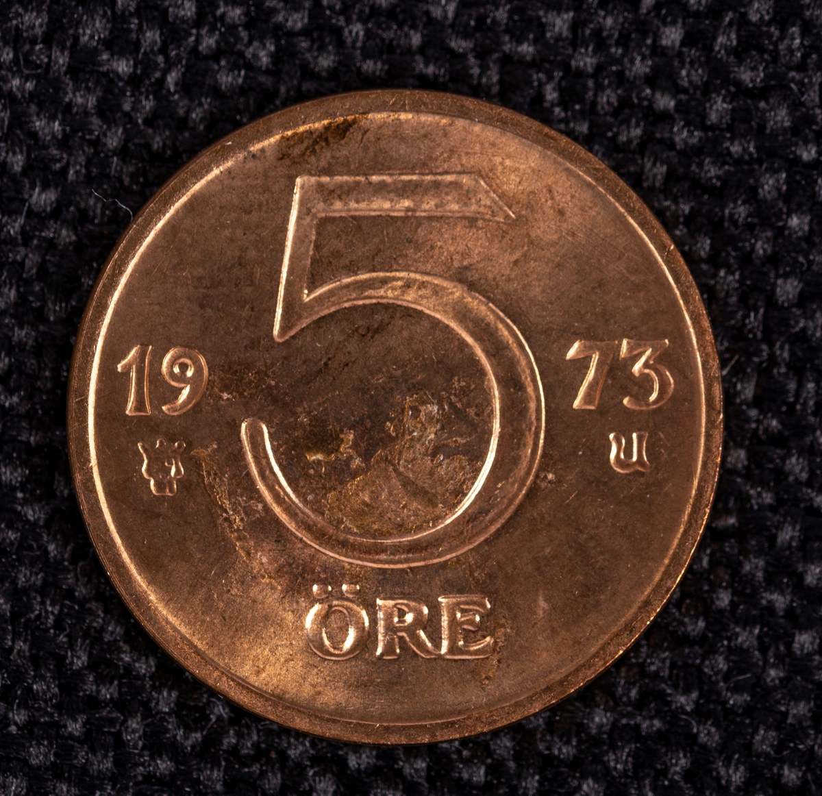 Kopparmynt. Åtsida: Tre kronor samt nationsnamn. Frånsida: Präglingsår (1973) samt valör (5 öre).