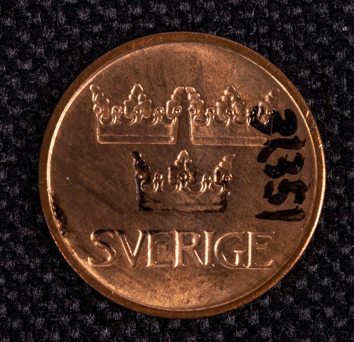 Kopparmynt. Åtsida: Tre kronor samt nationsnamn. Frånsida: Präglingsår (1973) samt valör (5 öre).