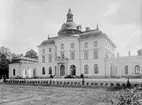 Nya slottet i Bjärka Säby slott mot dess norra fasad. Ursprungligen uppfört under 1790-talet men ombyggt 100 år därpå till bildens tillika dagens uttryck i barockmässig stil.