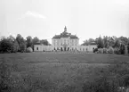 Nya slottet i Bjärka Säby slott mot dess norra fasad. Ursprungligen uppfört under 1790-talet men ombyggt 100 år därpå till bildens tillika dagens uttryck i barockmässig stil.