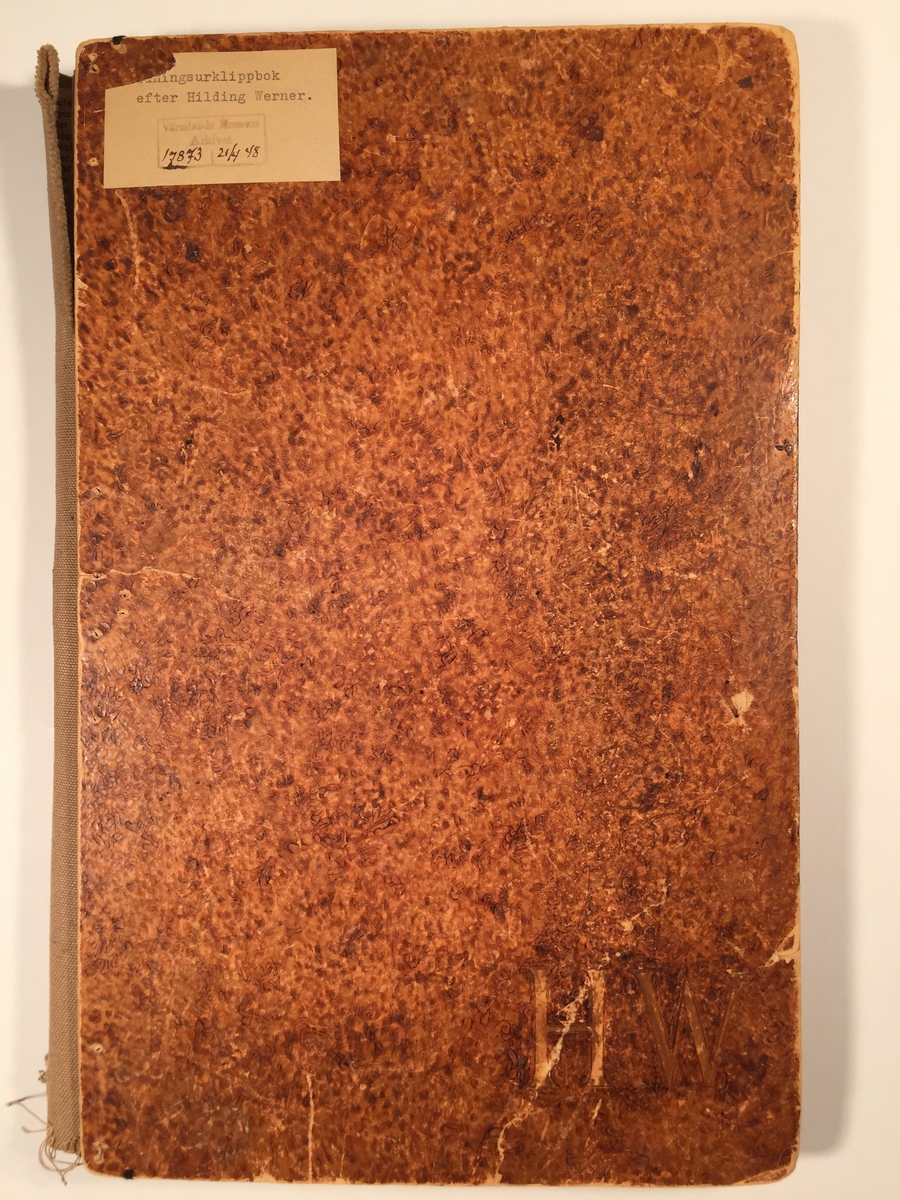 Klippbok med urklipp från Svenska Dagbladet 1907 och framåt. Innehåller personliga anteckningar.