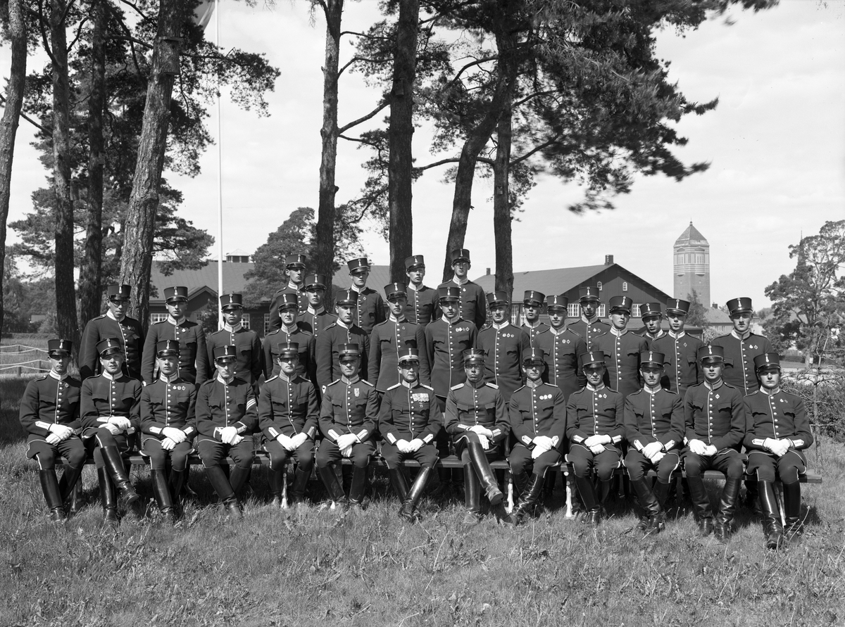 Gruppbild från Svea trängkår (T 1) i Linköping med överste Gustaf Smith omgiven av officerare och aspiranter.