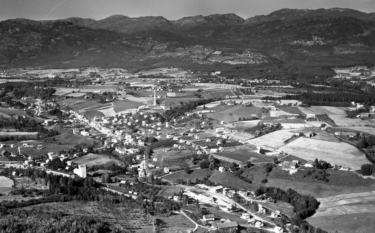 Flyfoto av Bø frå søraust, tatt 21. september 1963. 