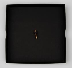 Smykke i eske med bok og folder