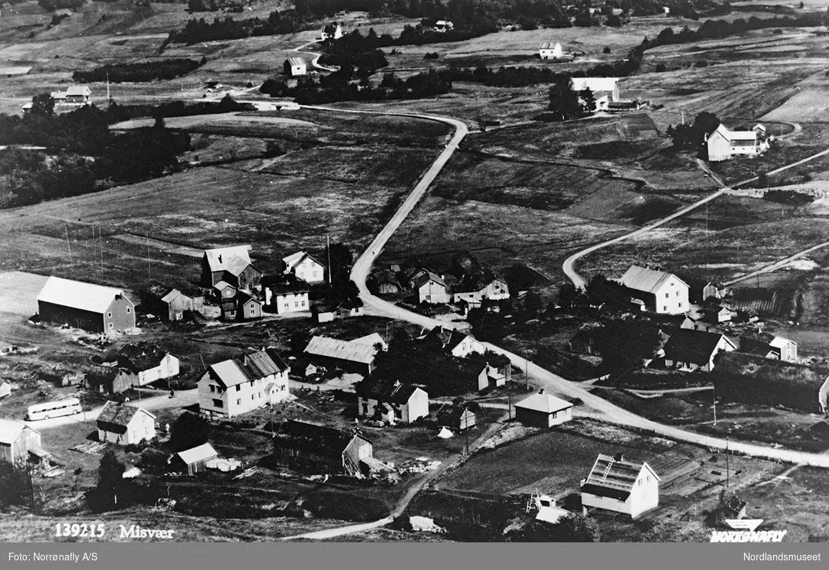 Flyfoto over sentrum i bygda Misvær.